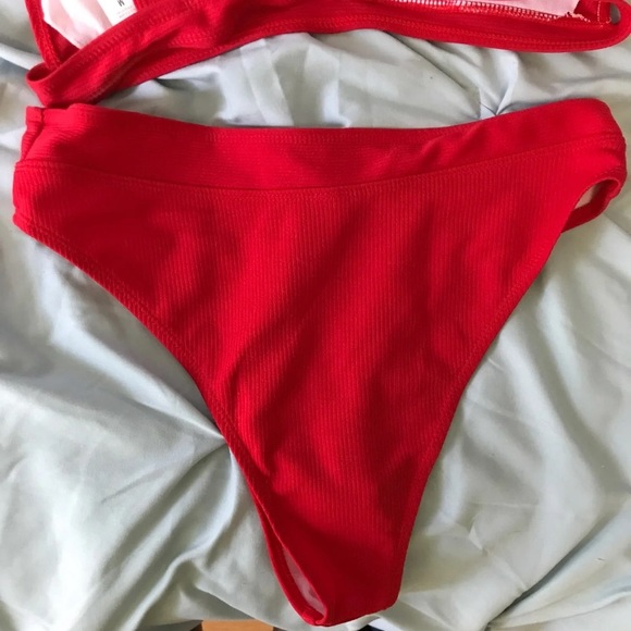 Bikini - Picture 3 of 4